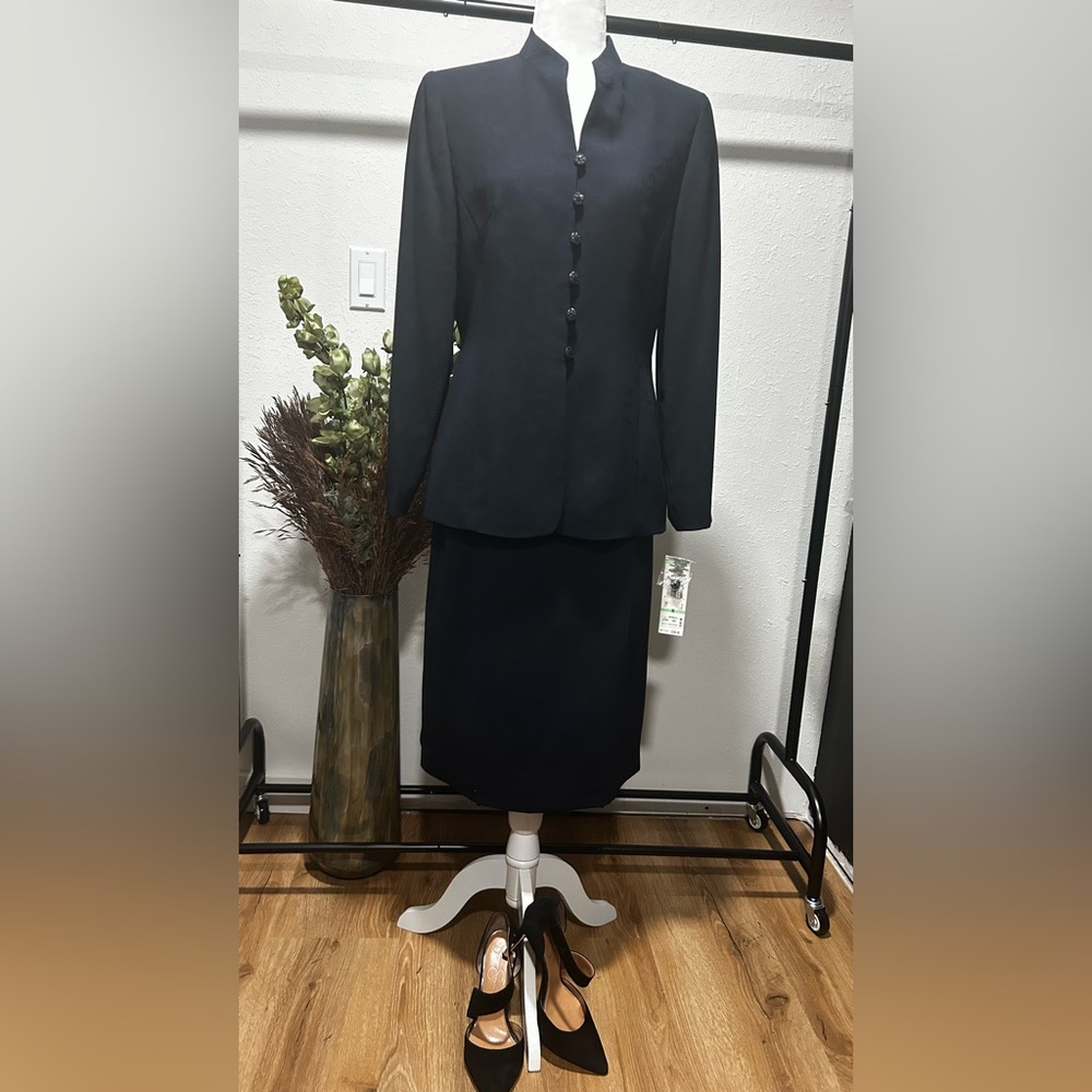 Le Suit Stylish Navy blue floral standup formal skirt suit size 8